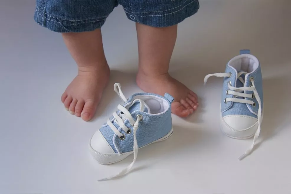 Обувь для детей. Обувь для годовалого ребенка. Обувь для малышей до года. Ботинки для малышки.